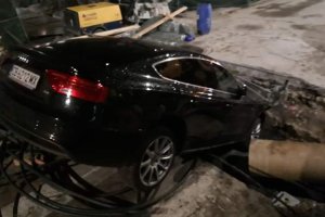 Шофьор с луксозен автомобил Ауди пропадна в дълбок ров изкопан