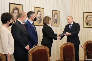 Президентът Румен Радев връчи днес на БСП третия мандат за
