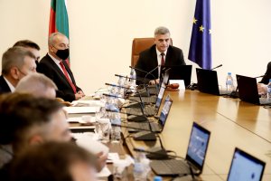 Шефовете на спецслужбите макар и отпускари до септември най сетне днес са