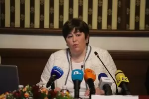 Министър Балтова обеща евтини чадъри по плажовете от юни