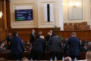 Заседанието на парламента продължава с безсмислени решения които не могат