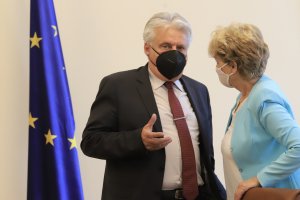 Служебният премиер Стефан Янев ще извика на среща директорите на