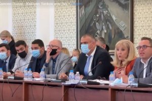 След дълга игра на криеница с депутати и медии истината за