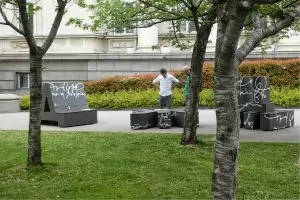 Буквите за сядане са пейки за четене на поезия 