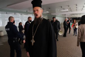 Протестиращи начело с отец Дионисий спряха церемонията по връчването на