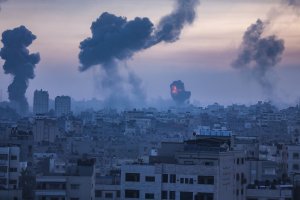 Поне 35 души са загинали в ивицата Газа при бомбените