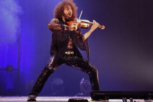 52 годишният Ара Маликян не е просто цигулар а истинска фурия