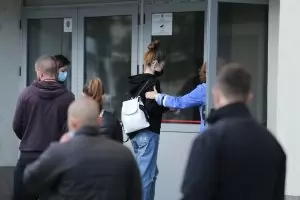 Испанската гимназия за малко да върне големите ученици с тестване