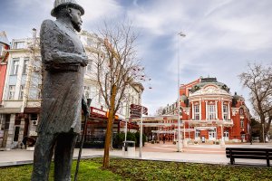 Човек взема хонорар от друг а успоредно влиза в жури