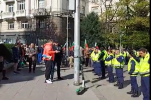 Пълната с политически събития сряда стартира ударно и пред президентството
