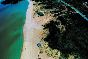 Плажът Смокиня който наскоро беше покрит с бетонни постаменти сега се ремонтира