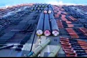 Хиляди незаконни оръжия са задържани от американския крайцер Монтерей USSMonterey CG 61