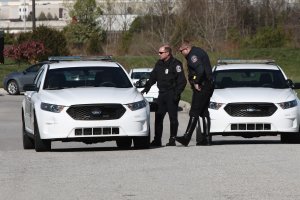 Нападател уби двама души и тежко рани друг при нападение