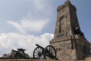 Oт утре 25 юни Пaмeтникът нa cвoбoдaтa нa връх Cвeти