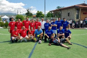 Невиждана кампания Всички са вперили поглед към сцената на която няколко