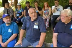 Горещините не попречиха на бившия премиер Бойко Борисов и днес да