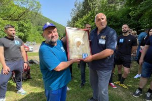 Горещините не попречиха на бившия премиер Бойко Борисов и днес да