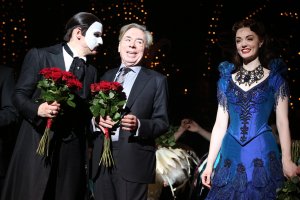 Сър Андрю Лойд Уебър заяви че отваря театрите си в