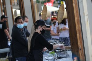 Министерството на здравеопазването подготвя облекчения в изискването за задължително носене