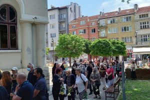 Приятели близки и почитатели се стекоха пред църквата Свети Никола