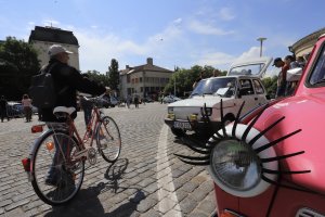 Над 350 ретроавтомобила от цялата страна са изложени днес пред