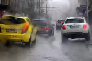 Пороен дъжд наводни центъра на София