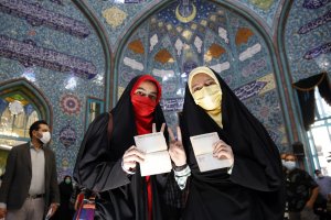 Иранците гласуват днес на президентски избори които вероятно ще бъдат