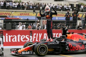 Макс Верстапен спечели по зрелищен начин състезанието за Гран при