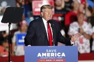 Тръмп говори пред хиляди на първи голям митинг след Белия дом