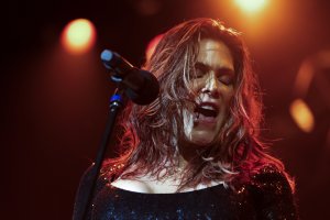 Една от най атрактивните дами в блус рок музиката Бет