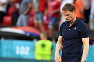 Франк де Бур подаде оставка като селекционер на националния отбор