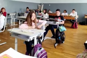 Все пак ще има частично облекчение за помощите за ученици