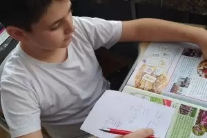 Всички ученици се връщат в клас на 6 декември