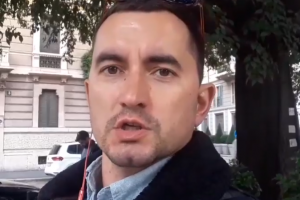 Беларуски опозиционер се намушка с химикалка в гърлото по време на