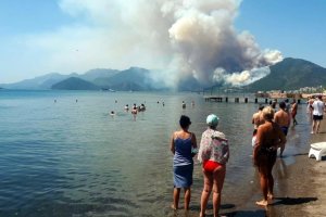 Голям пожар се разрази близо до плаж в турския курорт Мармарис  окръг