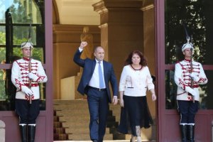 Много хора са се събрали около фонтана на президентството където