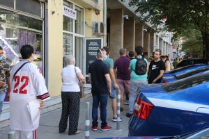 Заради наплива на желаещи да си подменят личните документи в