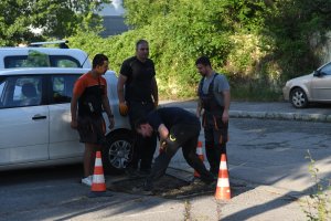 Пожар в колекторска шахта с кабели остави хиляди без ток