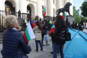Протестиращи сложиха КПП-та, за да блокират Гешев  