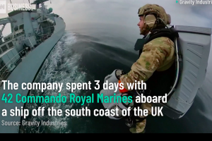 Британският кралски флот тества реактивен костюм разработен от компанията Gravity Industries съобщава и