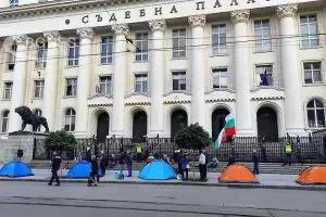 Съдебната палата осъмна с палатки срещу Гешев