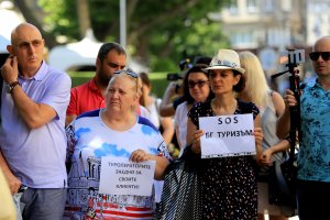 Туроператори протестират пред президентството и искат оставката на служебния министър