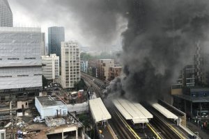 Голям пожар е избухнал в близост до оживената станция Elephant