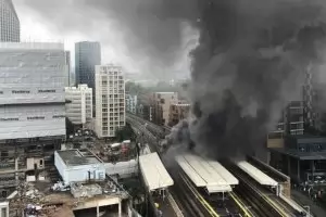 Огромен пожар бушува в Южен Лондон