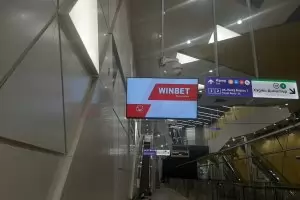 Столична община е сляпа за бума на хазартни реклами в метрото