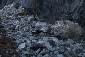 Срутище блокира движението в Искърското дефиле между селата Зверино и