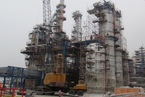 Експлозия избухна в рафинерията Петромидия в Нъводари Румъния Двама души са