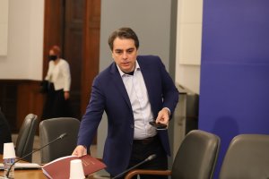 Докато съм министър на финансите няма да участвам в политически