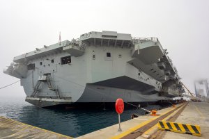 По време на преминаването си в Средиземно море британският самолетоносач