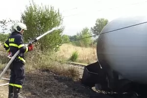 Товарен влак дерайлира и предизвика пожар край Мурсалево
